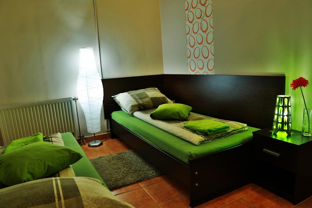 Aranyhid Vendeghaz Otel Makó Oda fotoğraf