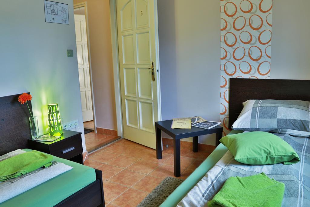 Aranyhid Vendeghaz Otel Makó Oda fotoğraf
